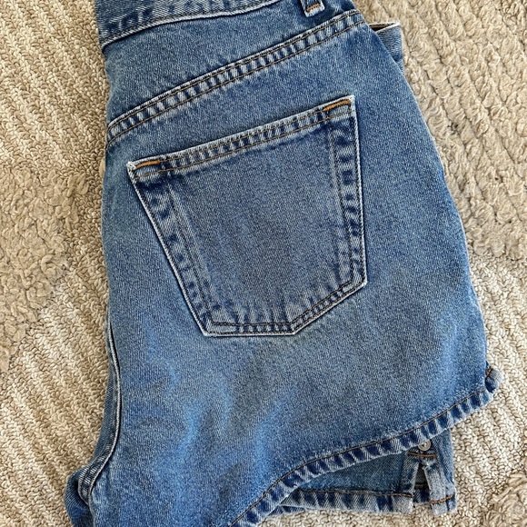 GAP Women's Classic Blue Jean Shorts - Picture 2 of 2